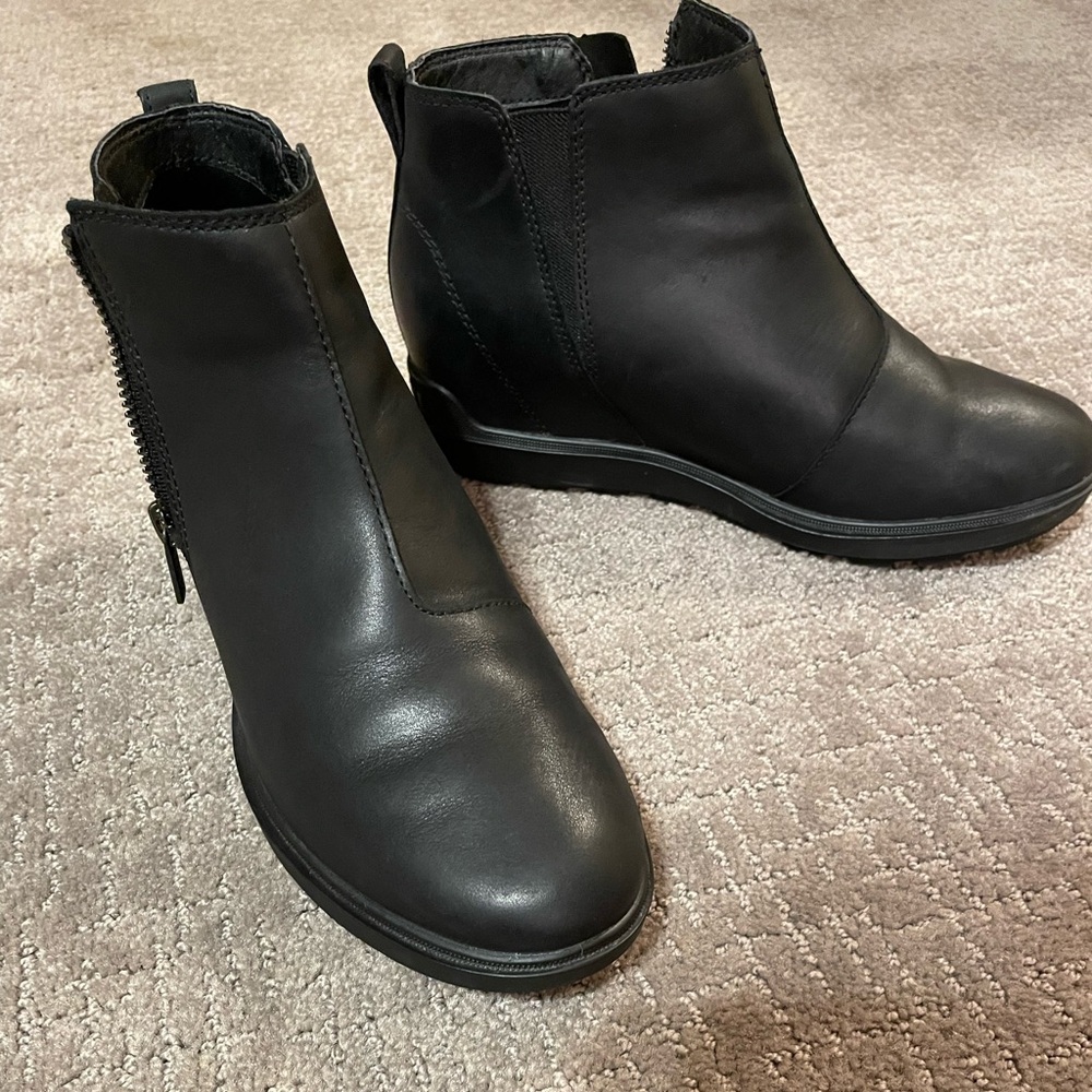 EVIE™ II WOMEN'S ZIP WEDGE BOOTIE
Black, Size 9.5 EXCELLENT CONDITION